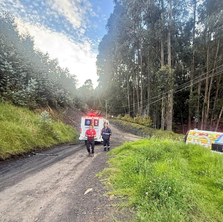 Ambulancia y miembros del rescata ya se están haciendo presencia en la mina que explotó en Sutatausa, Cundinamarca. Fotos: Redes Gobernador de Cundinamarca.