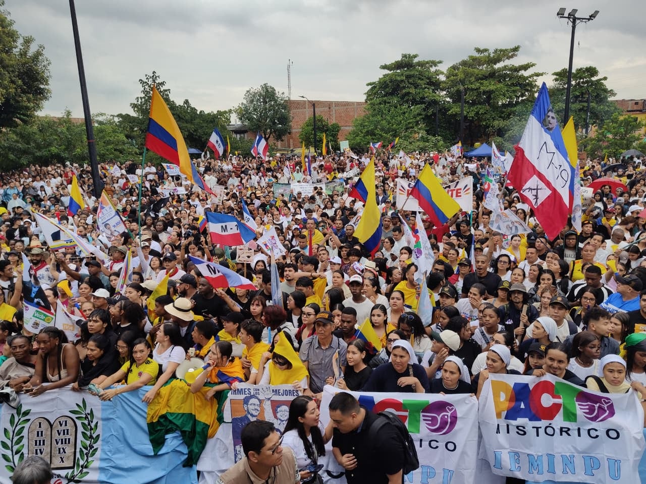 Ciudadanos esperan a Iván Cepeda en el Bulevar del Oriente de Cali este sábado 6 de junio de 2026.