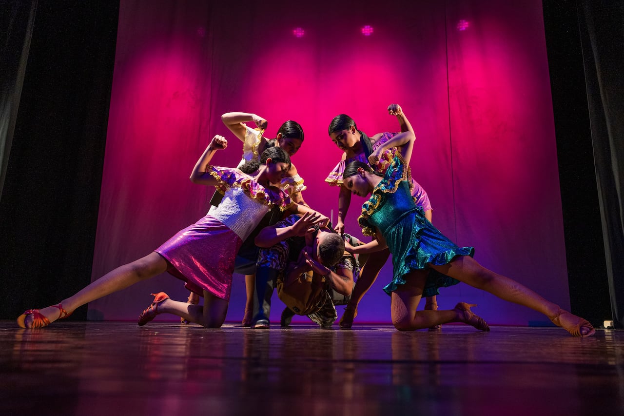 Historias de Verdad en Cali, un proyecto
desarrollado con la Escuela de salsa Combinación Rumbera. Este proyecto me
permitió llevar las historias de las víctimas del conflicto armado a colegios rurales y
urbanos, utilizando la danza y el teatro como herramientas para la reconciliación y la promoción de la paz.