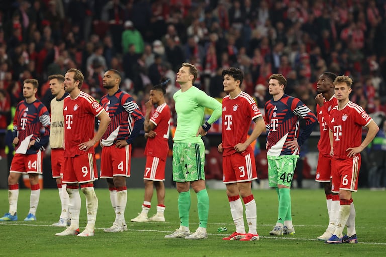 Jugadores del Bayer reaccionan tras el partido de vuelta de las semifinales de la Liga de Campeones de la UEFA entre el FC Bayern de Múnich y el Paris Saint-Germain (PSG) en Múnich, al sur de Alemania, el 6 de mayo de 2026. (Foto de Odd ANDERSEN / AFP)