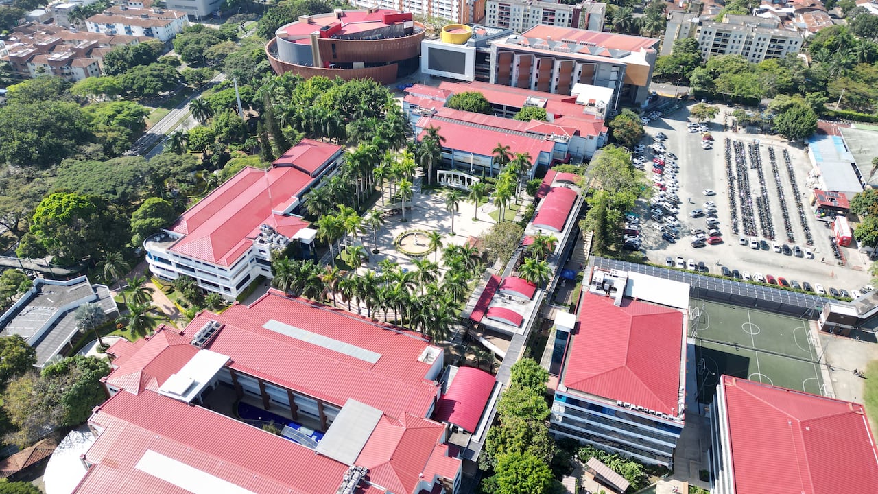 Vista aérea de la sede principal en Cali, un campus integrado que combina amplias zonas comunes, parqueaderos vigilados y facilidades logísticas idóneas para el desarrollo de la comunidad universitaria.