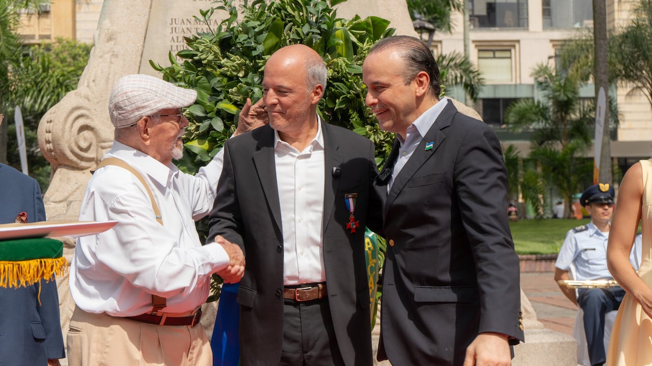 La ceremonia reconoció la trayectoria científica del director del Instituto de Investigación en Ciencias iÓmicas de la Universidad Javeriana Cali.