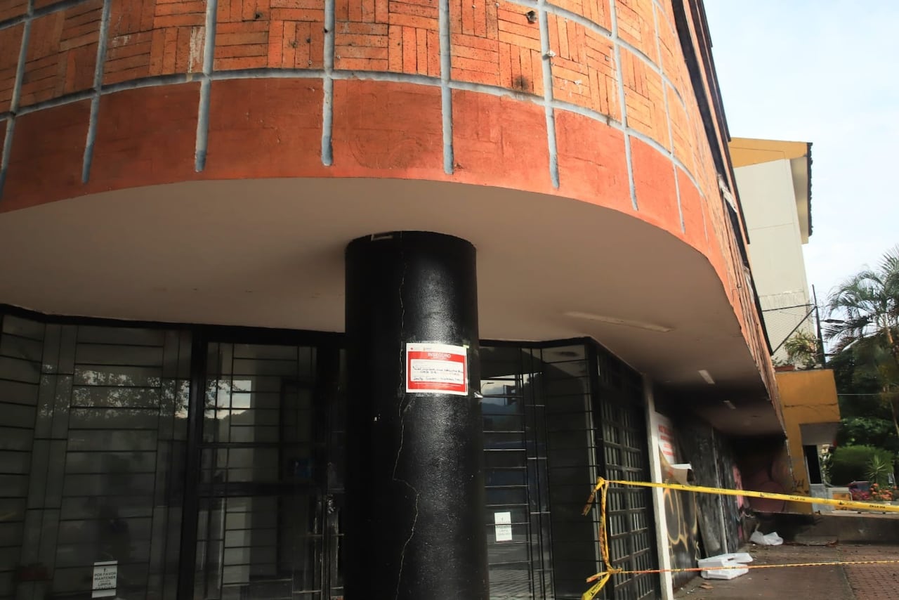 Uno de los edificios que tiene un sticker rojo es el que está en la Calle 5 con Carrera 66. Este es propiedad de la SAE.