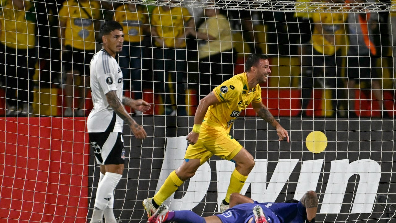 El delantero argentino #27 de Bucaramanga, Luciano Pons, celebra tras anotar durante el partido de primera ronda de la fase de grupos de la Copa Libertadores entre el Atlético Bucaramanga de Colombia y el Colo Colo de Chile, en el estadio Américo Montanini de Bucaramanga, Colombia, el 1 de abril de 2025. (Foto de Luis ACOSTA / AFP)