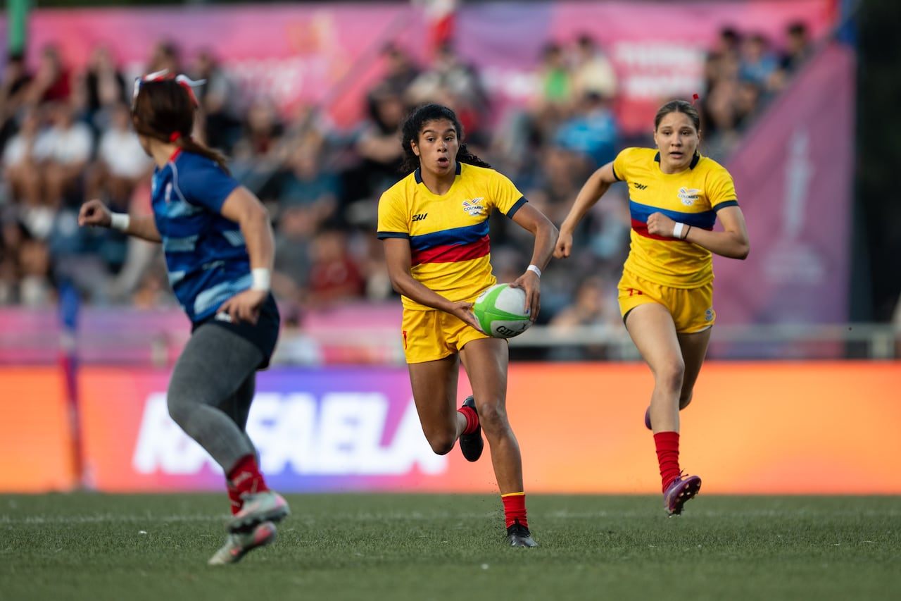 El equipo colombiano controla la pelota en un partido de rugby de los Juegos Suramericanos de Santa Fe 2026.