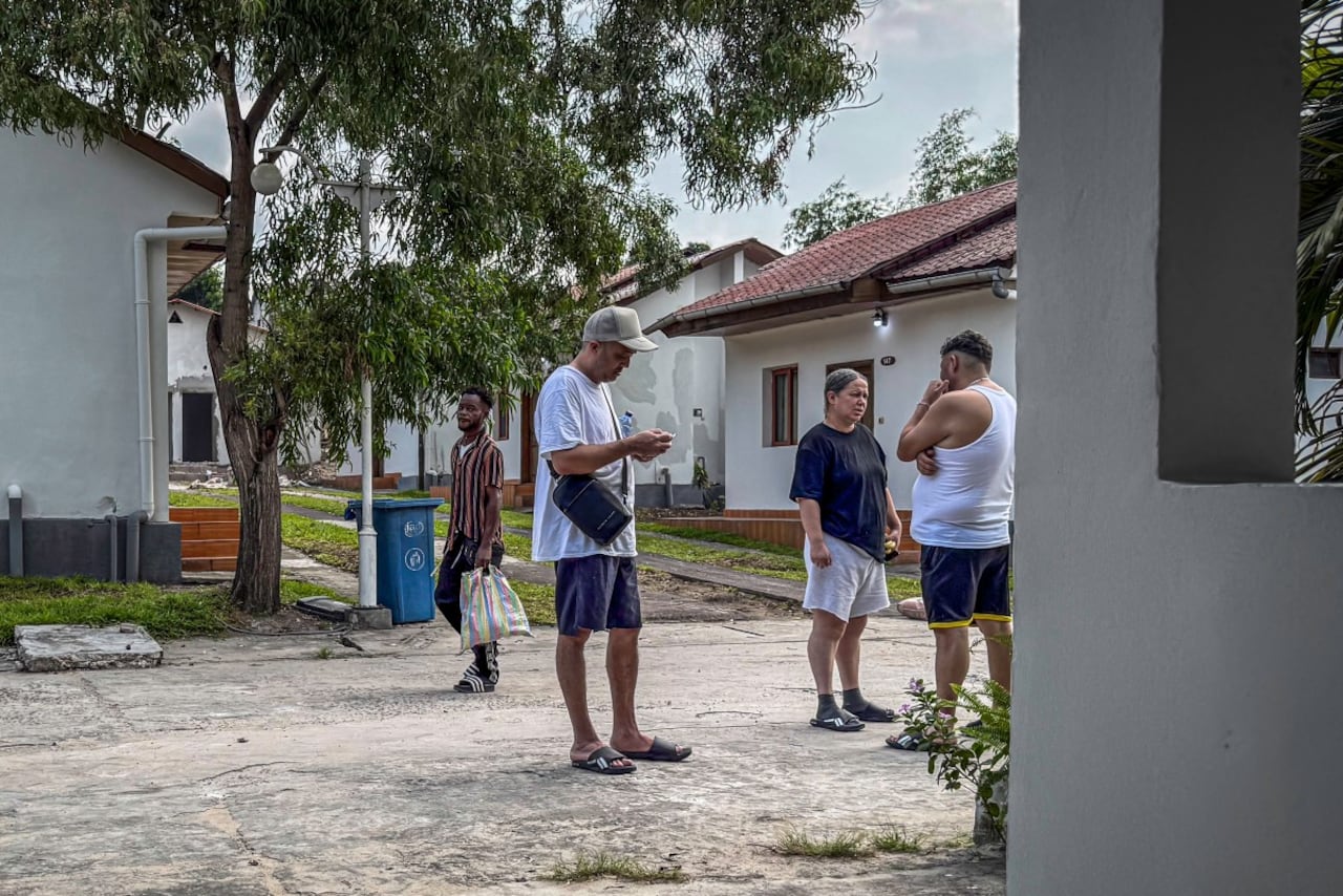 Quince migrantes de Colombia, Ecuador y Perú, expulsados de Estados Unidos, pasaron 27 horas en un avión, esposados y con grilletes, antes de aterrizar finalmente en la República Democrática del Congo.