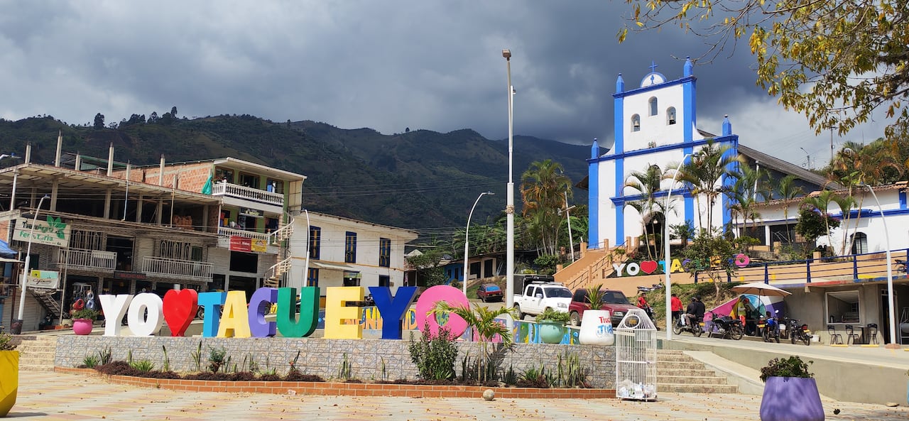 Álvaro, representante de los firmantes de paz de Toribío, se dirige a los asistentes del trueque desde la tarima principal del resguardo de Tacueyó. En su mensaje destacó la importancia de la reconciliación y el trabajo colectivo como pilares de la construcción de paz.