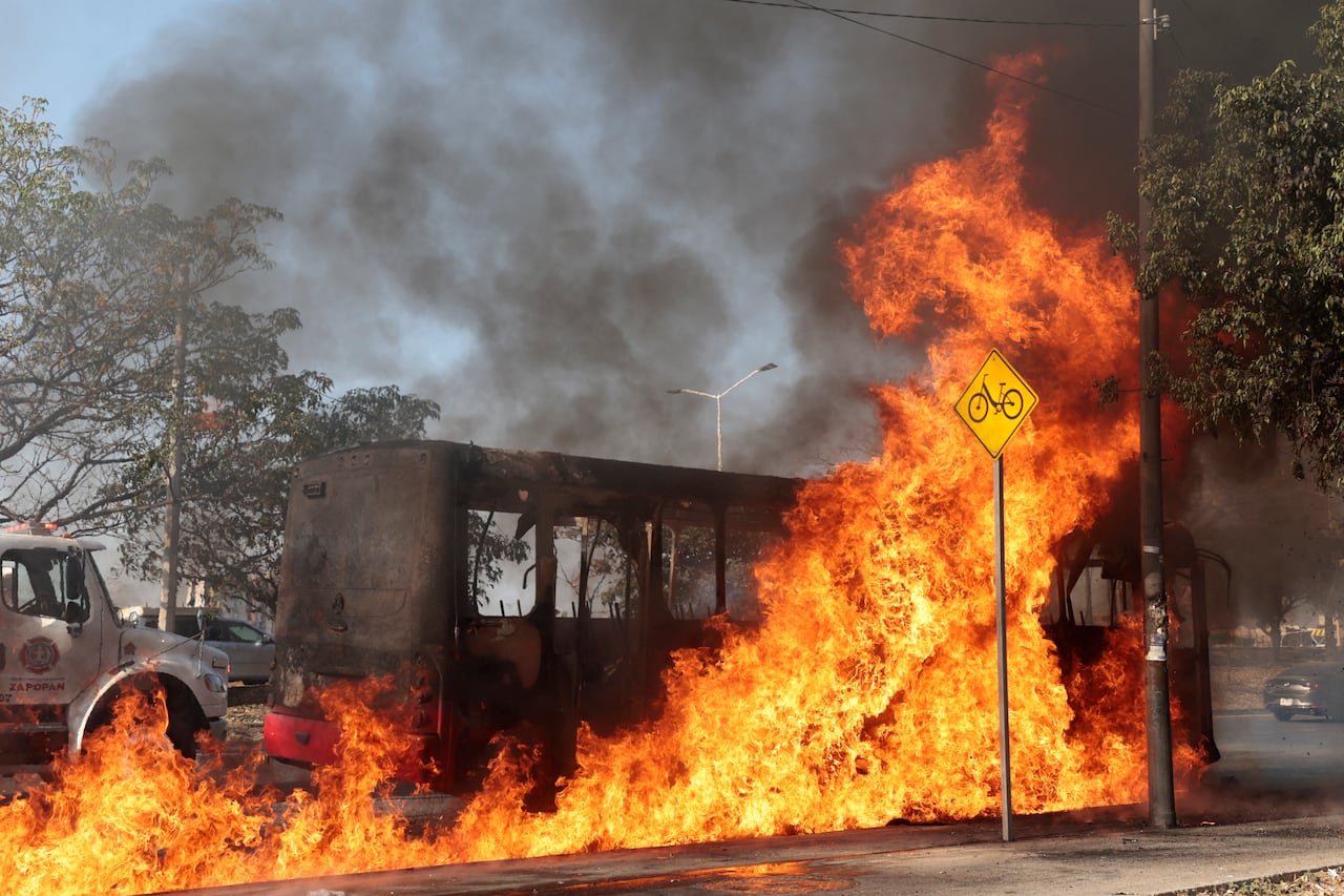 Los camiones y buses han sido quemados en vías principales del país.