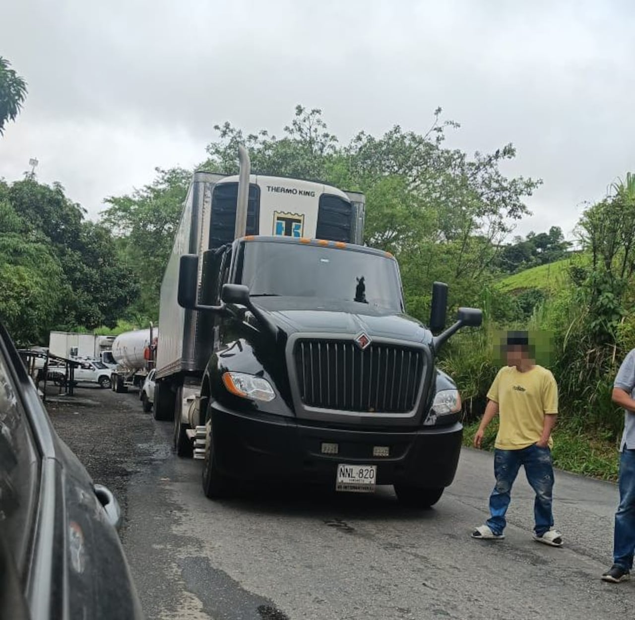 En la mañana de este jueves 18 de diciembre se presentan largas filas de vehículos, a raíz de la protesta que se adelanta en el denominado peaje de El Bordo, ubicado en el tramo Popayán-Pasto de la Panamericana.