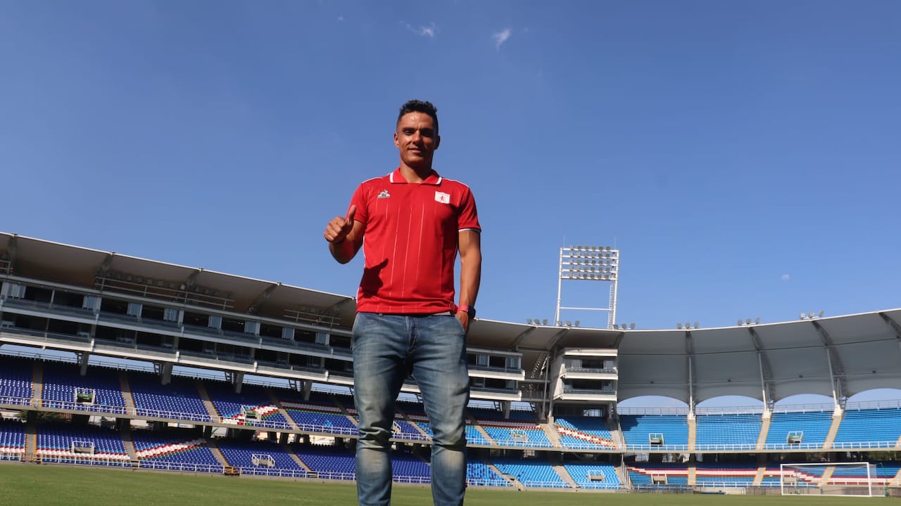 Imagen del técnico Lucas González, en el estadio Pascual Guerrero.