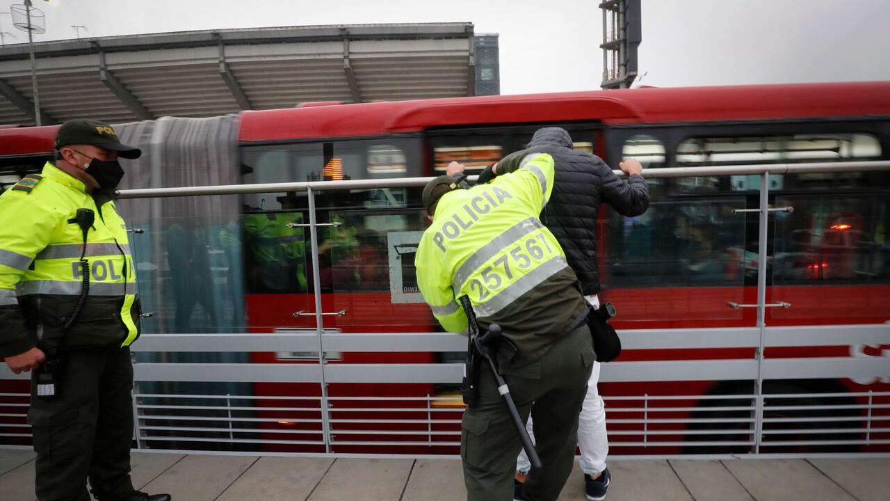 Detectores de metales, policia, requisas, armas