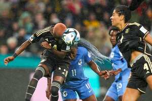 La jugadora jamaiquina Deneisha Blackwood (izq.), cabecea un balón ante una atacante francesa, en el Mundial Femenino 2023. /Foto: Rick Rycroft - AP