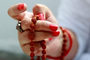 El rosario representa las rosas, a modo de oración que son ofrecidas a la Virgen María.