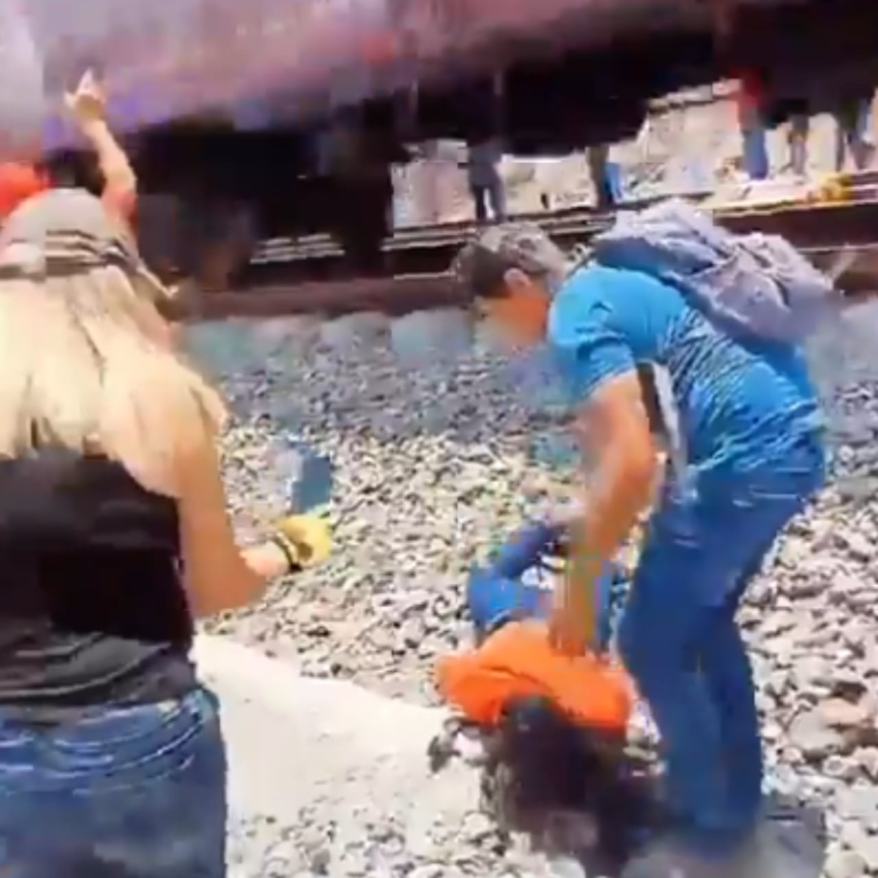 Este es el momento en que la mujer fue golpeada y cae al suelo.