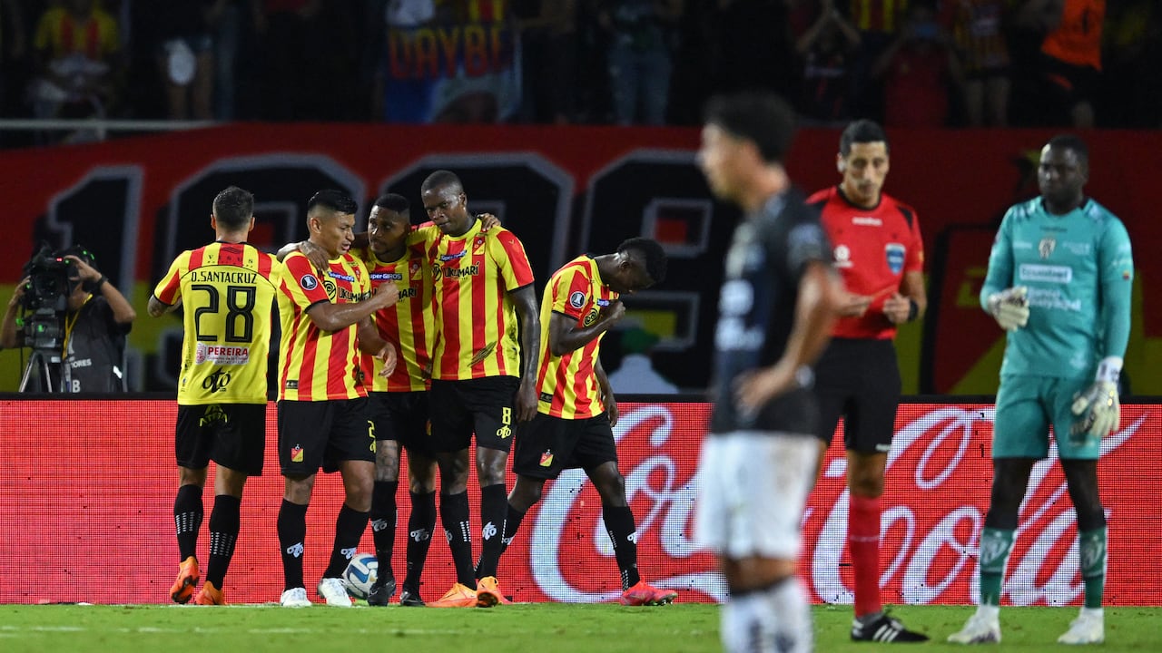 El mediocampista paraguayo del Deportivo Pereira, Danilo Santacruz (L), celebra con sus compañeros después de anotar durante el partido de ida de los octavos de final de la Copa Libertadores entre el Deportivo Pereira de Colombia y el Independiente del Valle de Ecuador en el estadio Hernán Ramírez Villegas en Pereira, Colombia, el 2 de agosto de 2023 (Foto de Raúl ARBOLEDA / AFP)