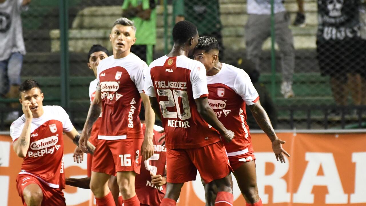 Harold Mosquera y Yilmar Velásquez pelean entre ellos en el compromiso entre Deportivo Cali e Independiente Santa Fe.
