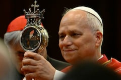 el papa León XIV reza en el santuario de la Virgen del Rosario en Pompeya, donde celebró su primer aniversario como pontífice
