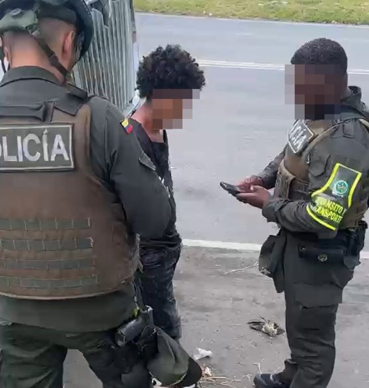 Durante la inspección al vehículo, las autoridades capturaron a un hombre que presuntamente intimidaba al conductor con un arma traumática calibre 9 milímetros.