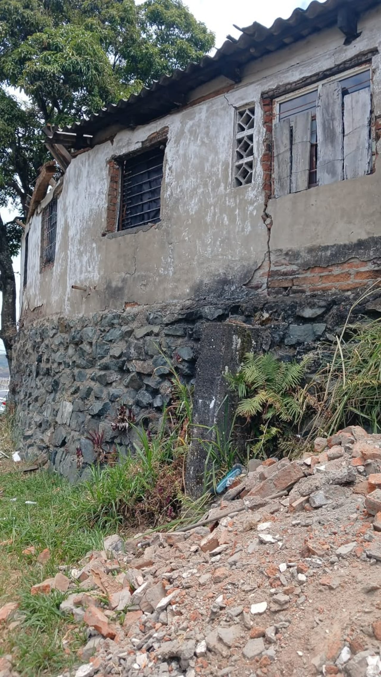 Habitantes del sector esperan instrucciones sobre las medidas que se tomarán frente al deterioro de la estructura.