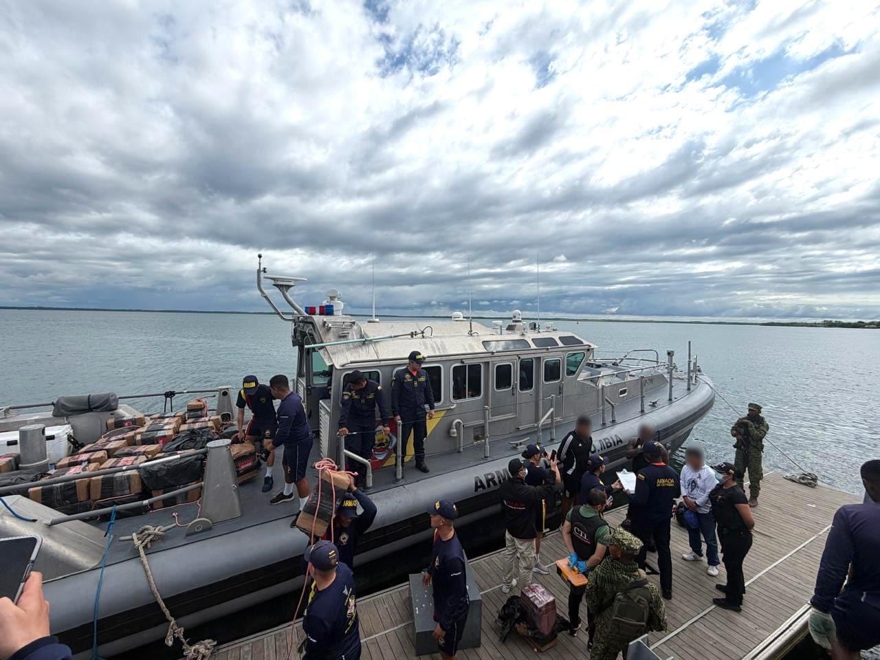 Momento en que la droga y los detenidos llegan a la Estación de Guardacostas de Tumaco para hacer la interdicción de la embarcación.