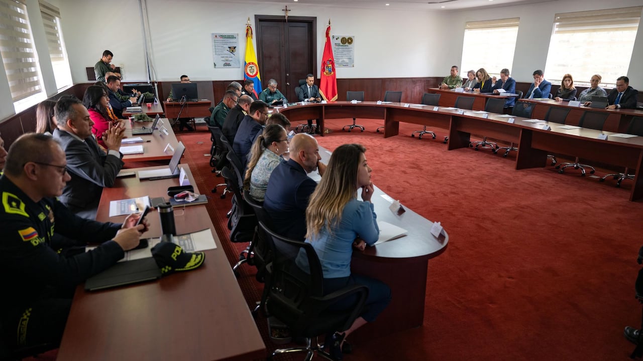 Ante las sillas vacías que debían ser ocupadas por el gobierno entrante de Abelardo de la Espriella, el Ministerio de Defensa de la actual Administración hizo el empalme.