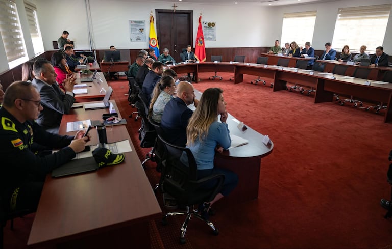 Ante las sillas vacías que debían ser ocupadas por el gobierno entrante de Abelardo de la Espriella, el Ministerio de Defensa de la actual Administración hizo el empalme.