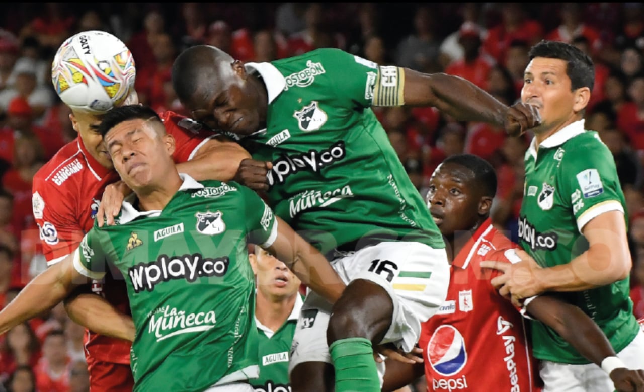 Germán Mera en la disputa de un balón en el clásico vallecaucano.