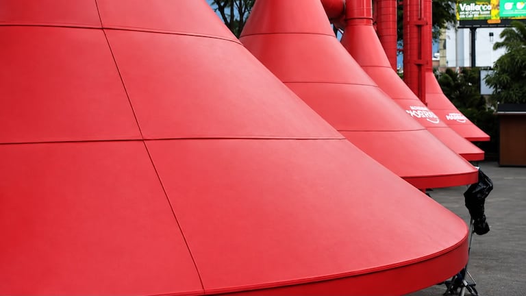 La publicidad exterior visual instalada en el monumento Las Trompetas de Niche fue retirada por la empresa responsable, luego del requerimiento de la Alcaldía de Cali. La Administración recordó que cualquier intervención en el espacio público debe cumplir la normativa vigente.