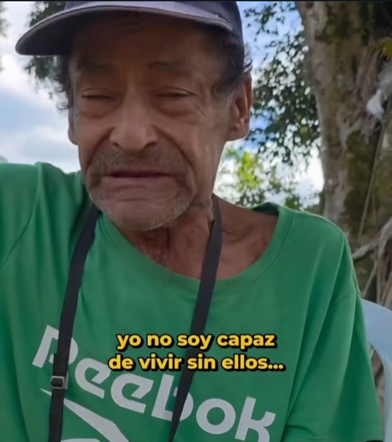 Don Omar tiene 70 años, y cuida de 12 peluditos en un pequeño cambuche en Pereira.