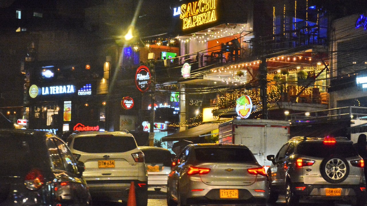 Este es el panorama nocturno del Parque del Perro en el barrio San Fernando, uno de los lugares emblemáticos y muy comercial de Cali.