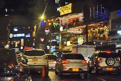 Este es el panorama nocturno del Parque del Perro en el barrio San Fernando, uno de los lugares emblemáticos y muy comercial de Cali.