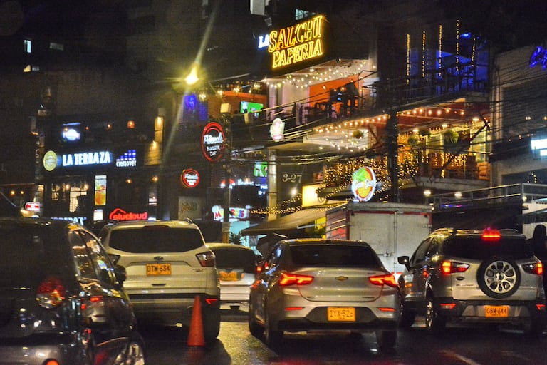 Este es el panorama nocturno del Parque del Perro en el barrio San Fernando, uno de los lugares emblemáticos y muy comercial de Cali.