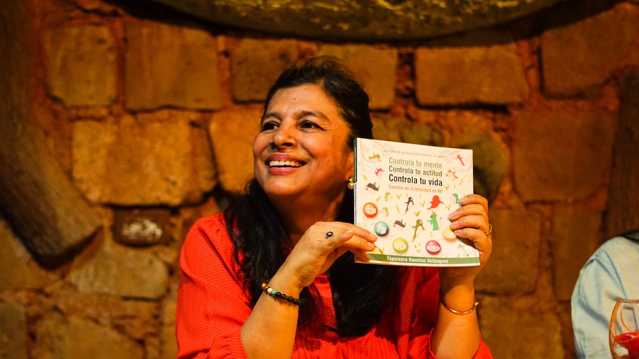 Esperanza Ramírez presenta sus libros sobre cómo manejar el estrés.