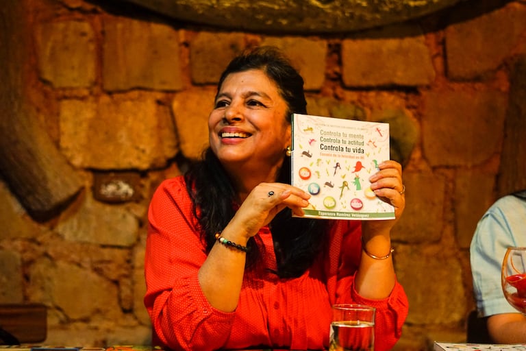 Esperanza Ramírez presenta sus libros sobre cómo manejar el estrés.
