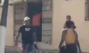El hombre no portaba armas, sin embargo no tuvo temor y enfrentó a la mujer que empuñaba el cuchillo.
