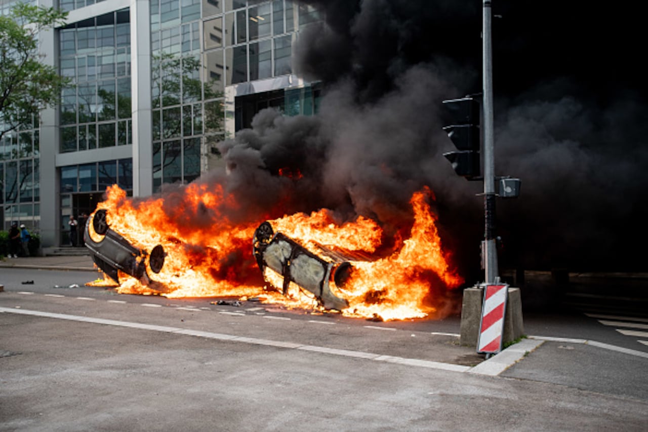 Autos envueltos en llamas cuando los manifestantes se enfrentaron con la policía luego de una marcha en protesta por el tiroteo de Nahel, de 17 años, por parte de un oficial de policía en el suburbio de Nanterre en París, Francia, el jueves 29 de junio de 2023. Las autoridades francesas se preparaban para otra noche de protestas. el jueves por el asesinato policial de un adolescente a principios de esta semana después de que los disturbios se extendieran más allá de los suburbios de París. Fotógrafo: Benjamin Girette/Bloomberg vía Getty Images