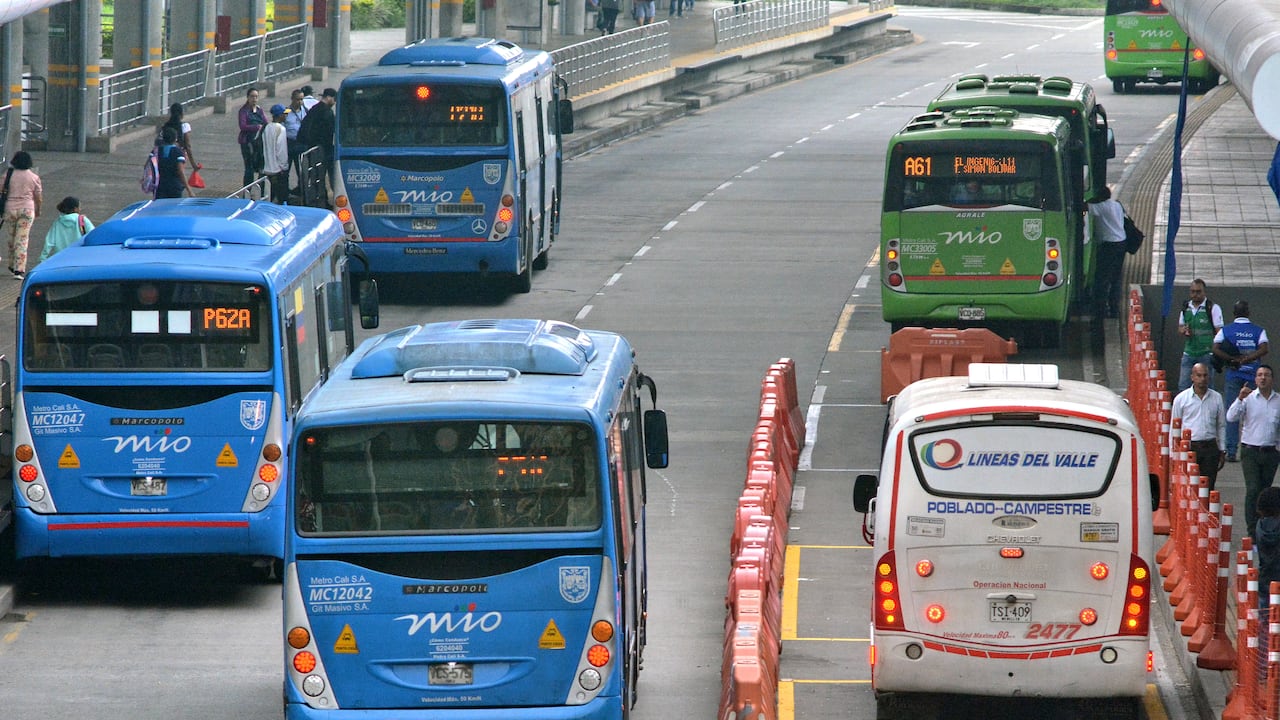 Inicio del servicio complementario entre el mío y el transporte intermunicipal de Jamundí. Los pasajeros llegan a la terminal Simón Bolívar y hacen el transbordo a los buses del mío. Foto Jorge Orozco.