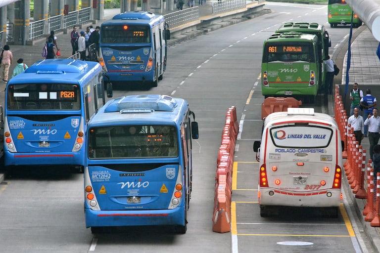 Inicio del servicio complementario entre el mío y el transporte intermunicipal de Jamundí. Los pasajeros llegan a la terminal Simón Bolívar y hacen el transbordo a los buses del mío. Foto Jorge Orozco.
