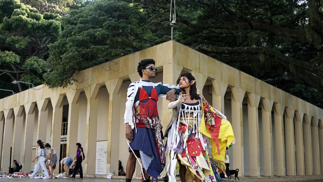 Taller de moda ecológica y eco futurista amigable con el medio ambiente en el museo La Tertulia