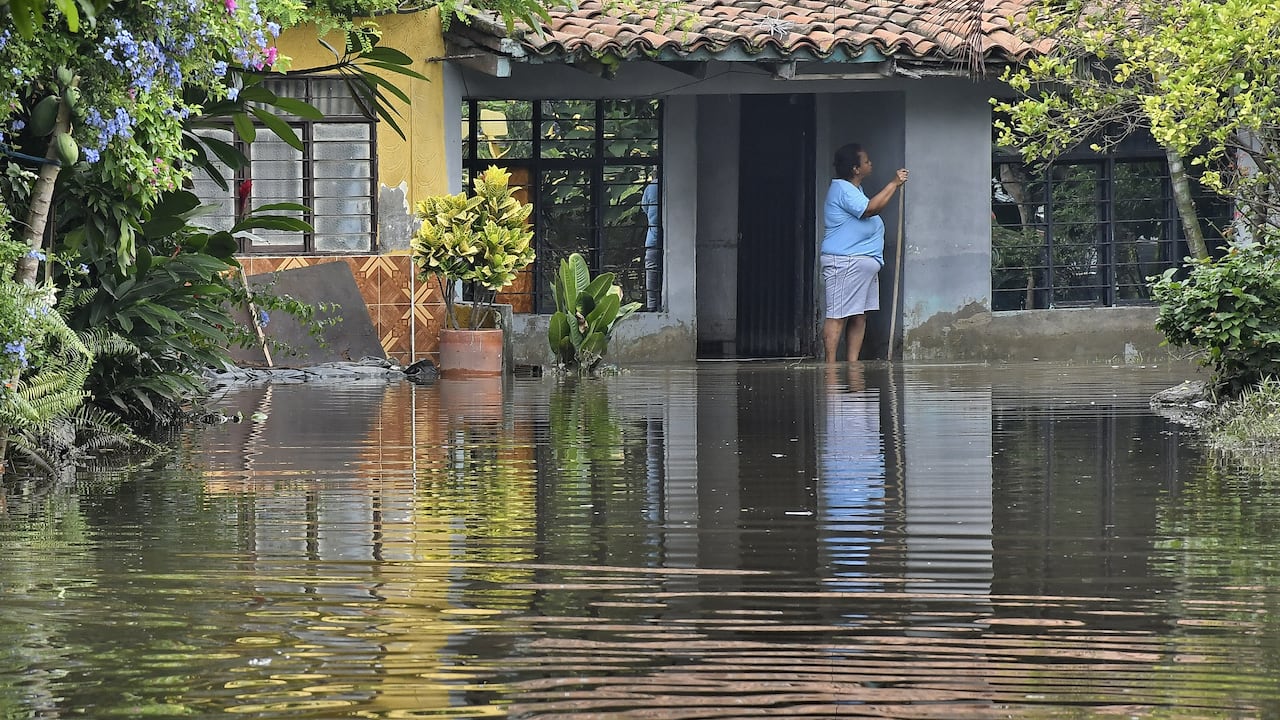 Los habitantes del barrio El Renacer, ubicado en el corregimiento de El Carmelo, de Candelaria, en el Valle del Cauca, están sufriendo los estragos del invierno en el departamento, pues desde el pasado sábado 3 de mayo han vivido inundaciones que afectan gravemente sus viviendas. Fotos Raúl Palacios / El País.