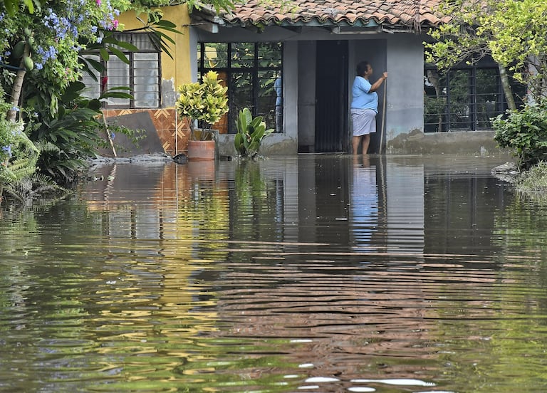 Los habitantes del barrio El Renacer, ubicado en el corregimiento de El Carmelo, de Candelaria, en el Valle del Cauca, están sufriendo los estragos del invierno en el departamento, pues desde el pasado sábado 3 de mayo han vivido inundaciones que afectan gravemente sus viviendas. Fotos Raúl Palacios / El País.