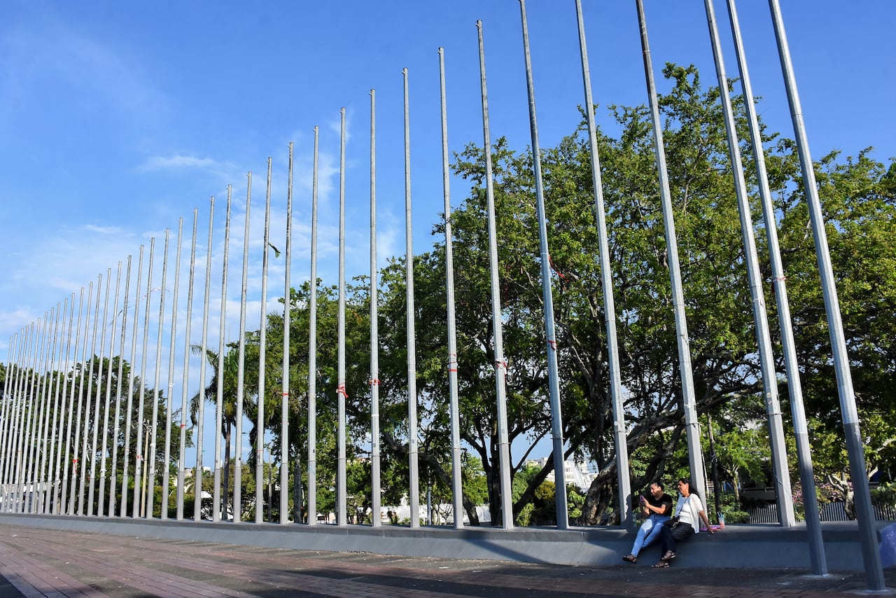 El País denuncia, Basuras en la fuente y falta de banderas en el parque de las banderas.