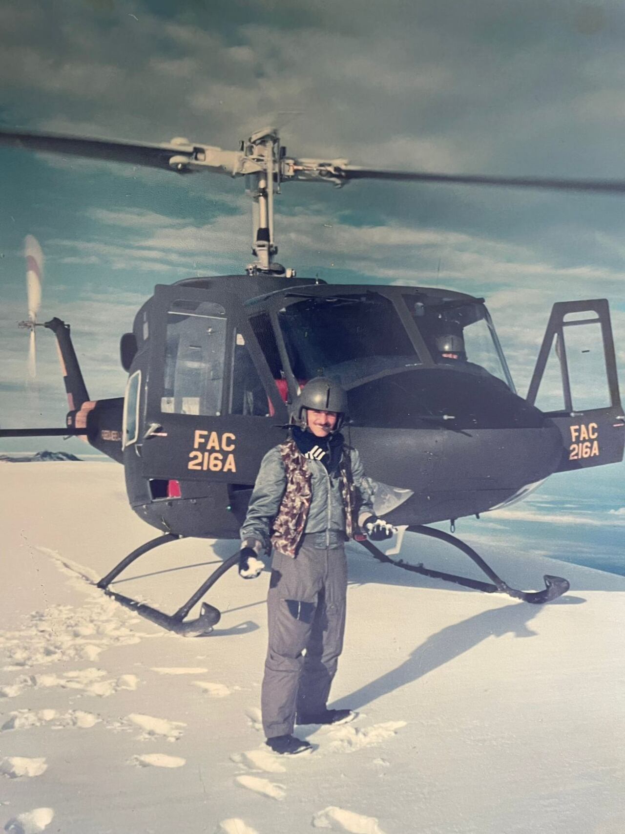 El general Raúl Torrado con su helicóptero en el nevado del Ruiz, a 16450 pies de altura.