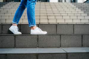 La búsqueda del método perfecto para limpiar tenis de tela ha llegado a su fin para muchos, gracias a un ingenioso truco de lavado que está causando sensación en línea.