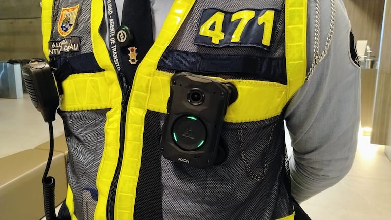 Agentes de tránsito en Cali inician el uso de cámaras corporales como soporte legal y herramienta de control en procedimientos viales.