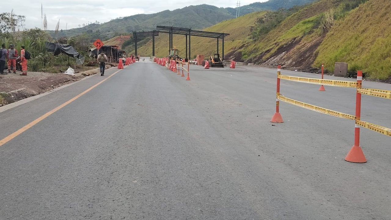 El hallazgo de un elemento extraño en el sector rural de Santander de Quilichao paraliza el tránsito en el principal corredor vial del suroccidente colombiano este lunes 4 de mayo.