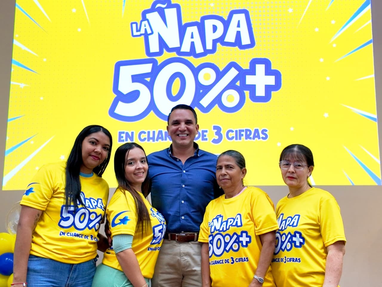 El director comercial junto a las vendedoras móviles conocidas como 'chonticas' o 'caminadoras de la suerte'. Este grupo integra el canal retail que, junto a puntos directos y alianzas B2B (droguerías, misceláneas y supermercados), habilita el 50% más de premiación en Cali.