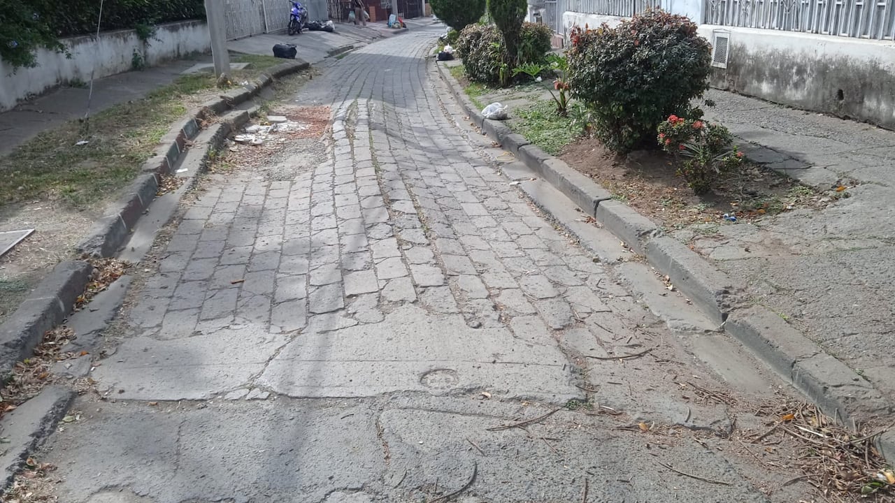Las calles construidas con un sistema de adoquines muestran señales de deterioro después de décadas de uso, de acuerdo con los residentes de la comuna 11 de Cali.