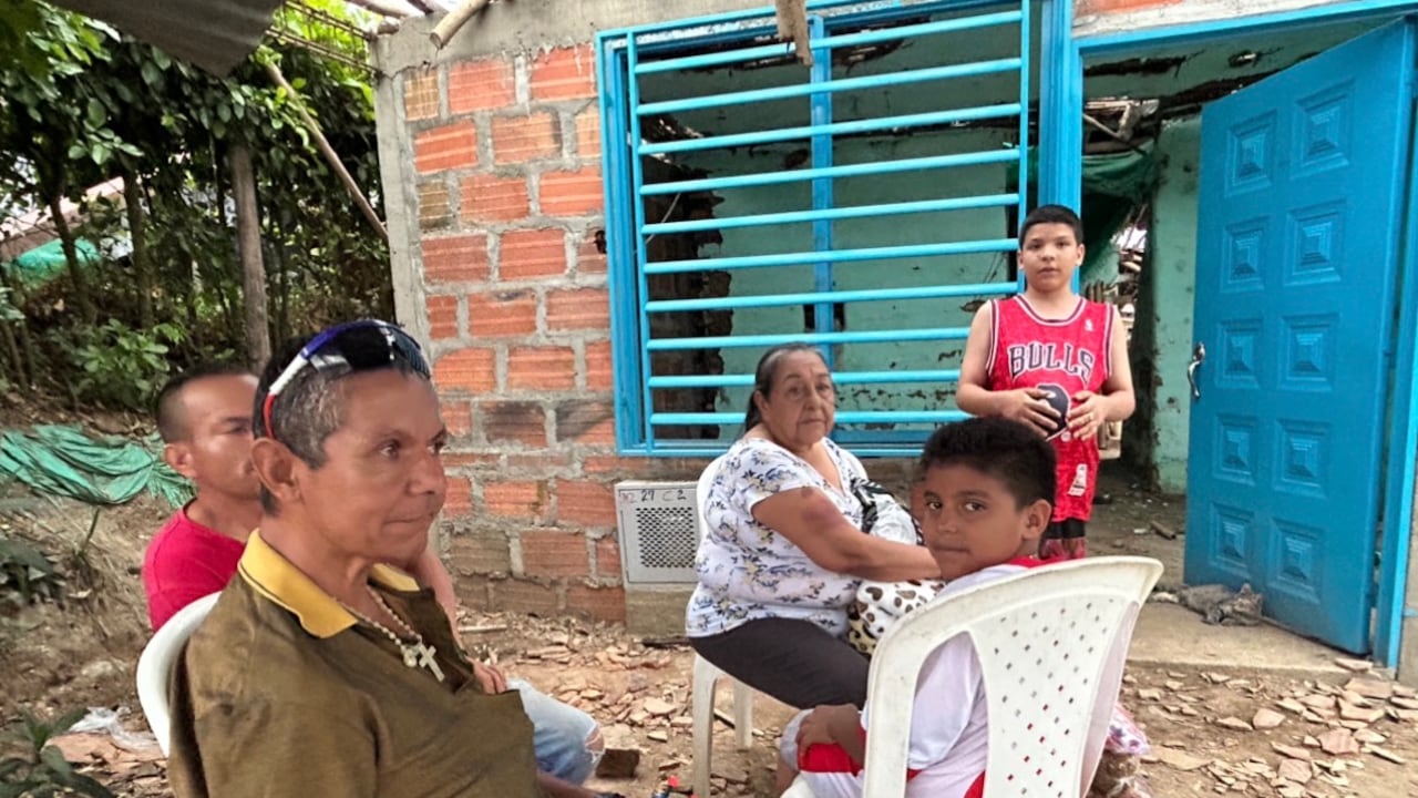 María Idalí Guzmán perdió su casa. El fin de semana posterior al sismo esperaba sentada, junto sus hijos y nietos, ayudas a las afueras de su casa.