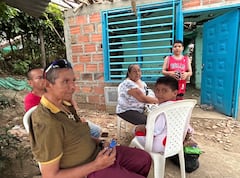 María Idalí Guzmán perdió su casa. El fin de semana posterior al sismo esperaba sentada, junto sus hijos y nietos, ayudas a las afueras de su casa.